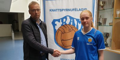 Daðey Ásta vefur undirskrift.