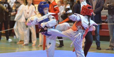 Heðrún Lóa Framari með blá hjálminn að keppa í sparring vefur