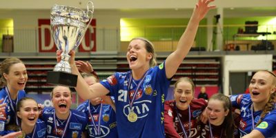 Steinunn með bikarinn MM vefur